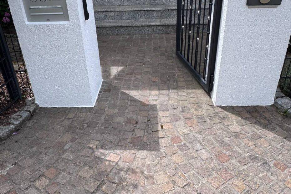Ein gereinigter Weg aus Kopfsteinpflaster