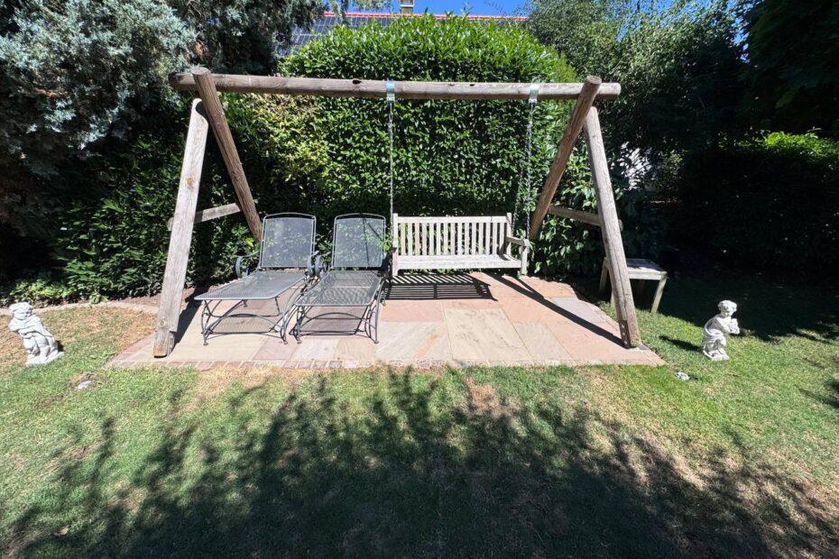Bereich für Lounge und Terrasse in gepflegtem Zustand