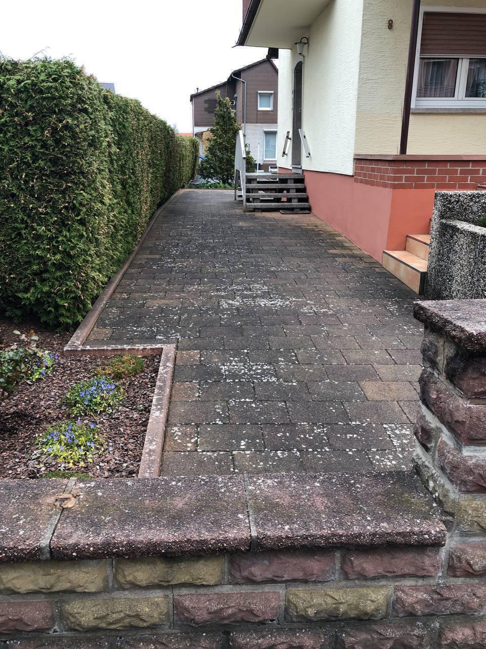 Die Pflasterfläche vor dem Reinigungsprozess der Steine